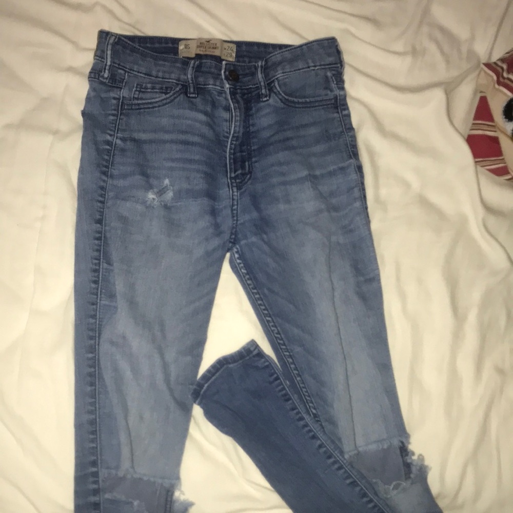 HOLLISTER HIGH RISE RIPPED SKINNY JEANS